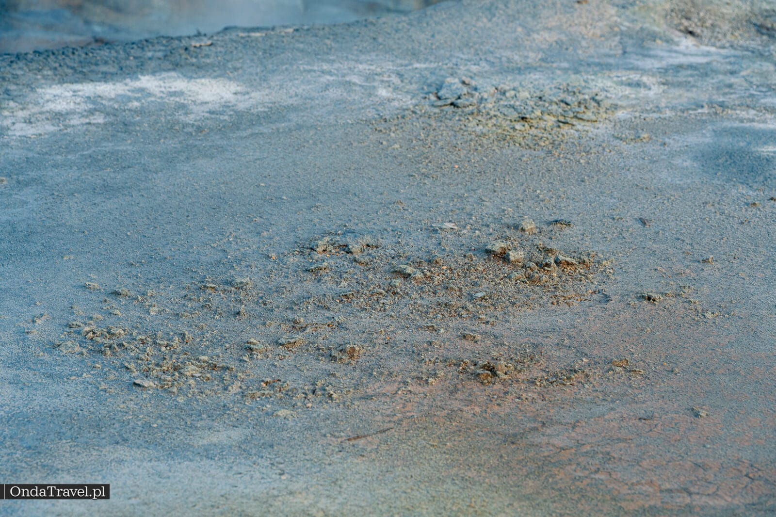 Depósitos minerales azul grisáceo sobre la superficie del campo de Hverir