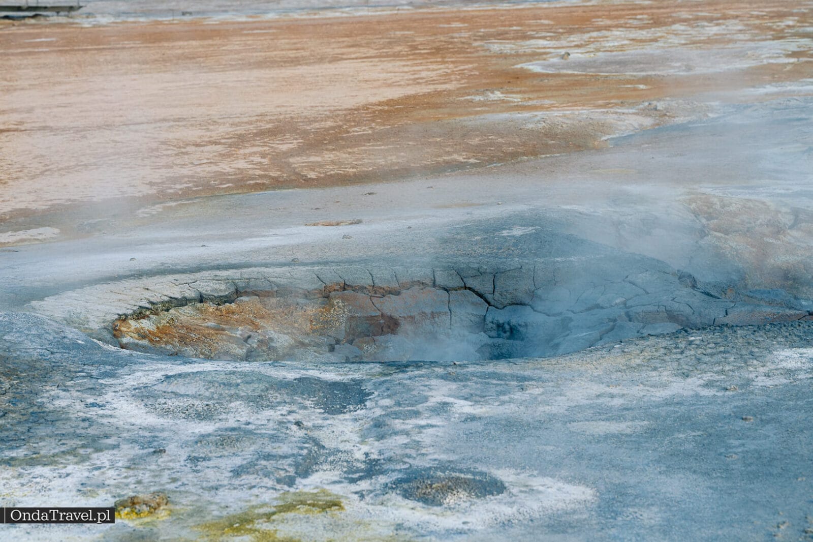 Pequeña grieta humeante en la tierra mineral de Hverir