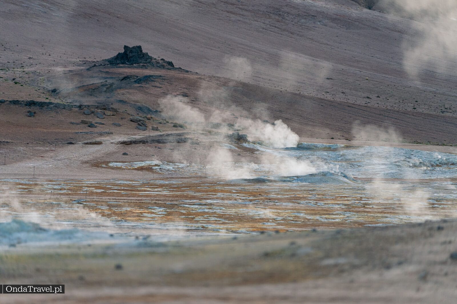 Extenso campo de fumarolas de Hverir bajo la ladera de Námafjall