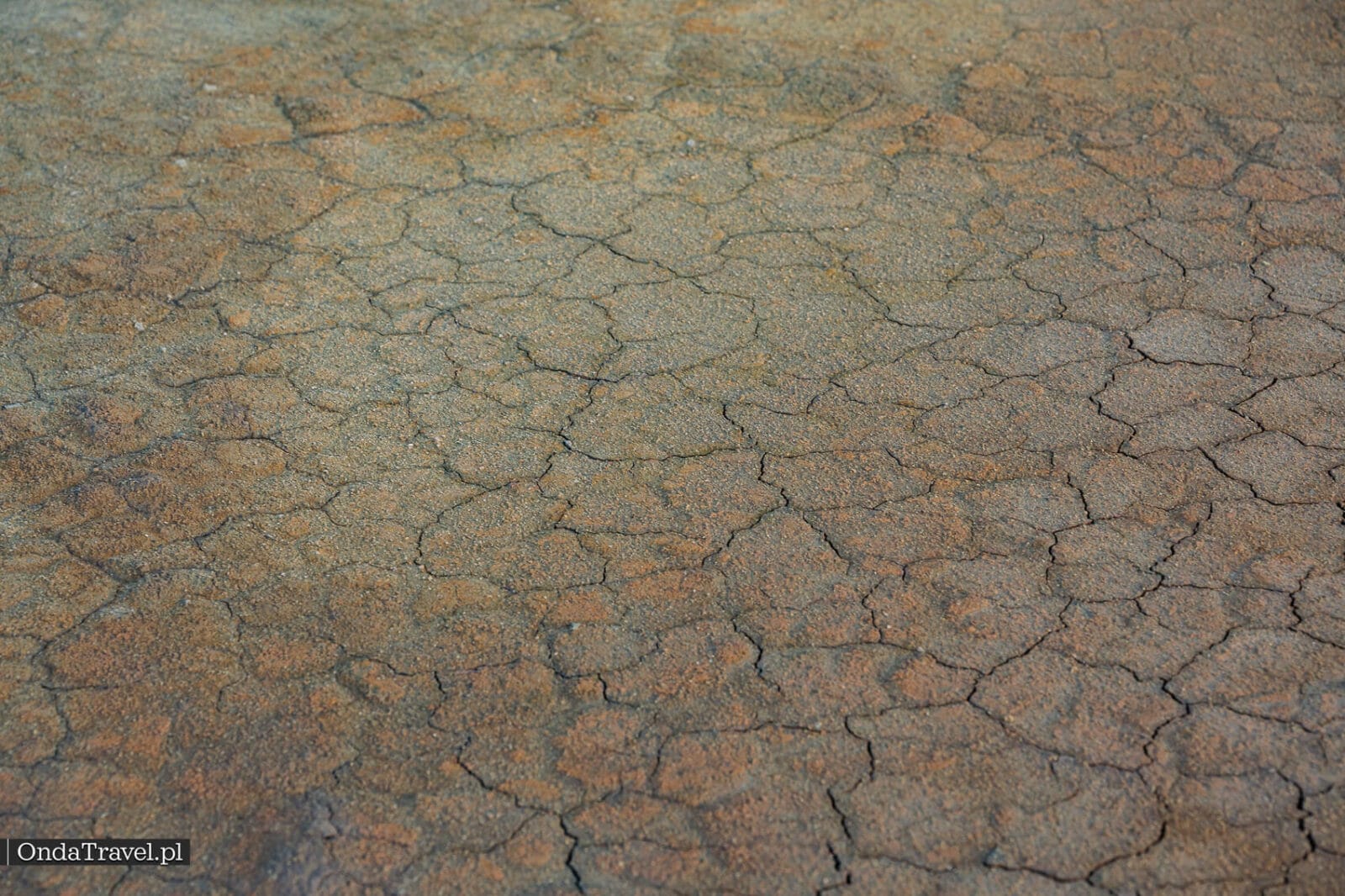 Tierra mineral naranja y agrietada en el campo de Hverir