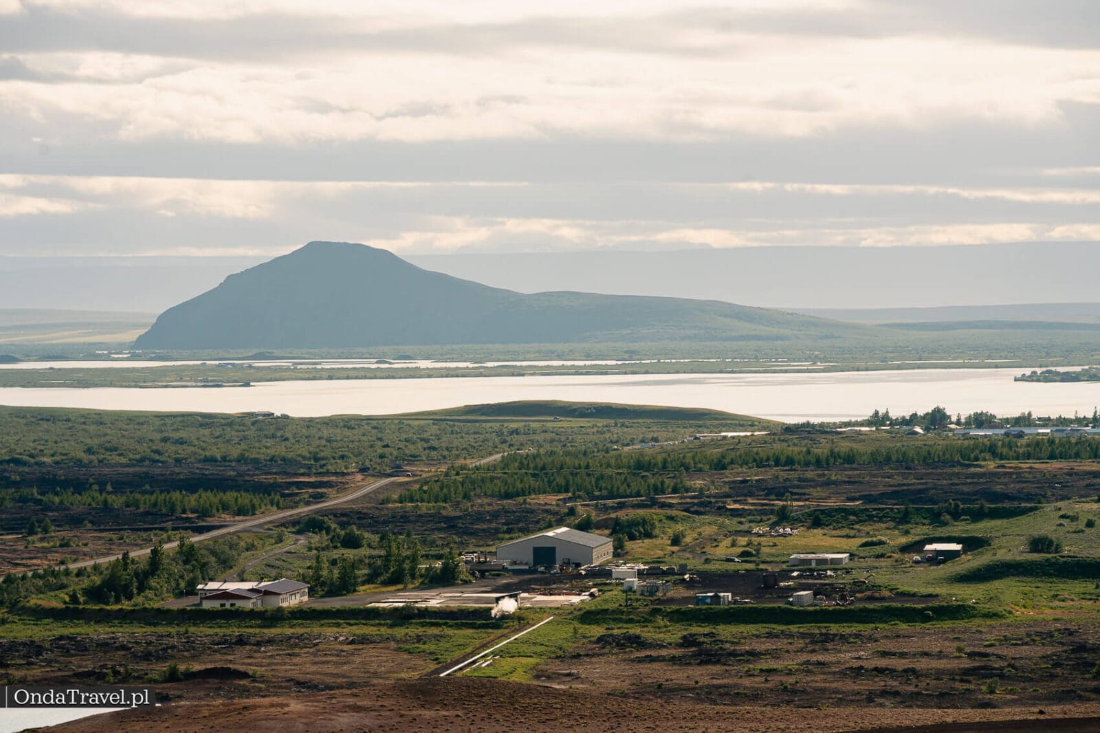 Lago Mývatn y montaña oscura en el paisaje volcánico del norte de Islandia