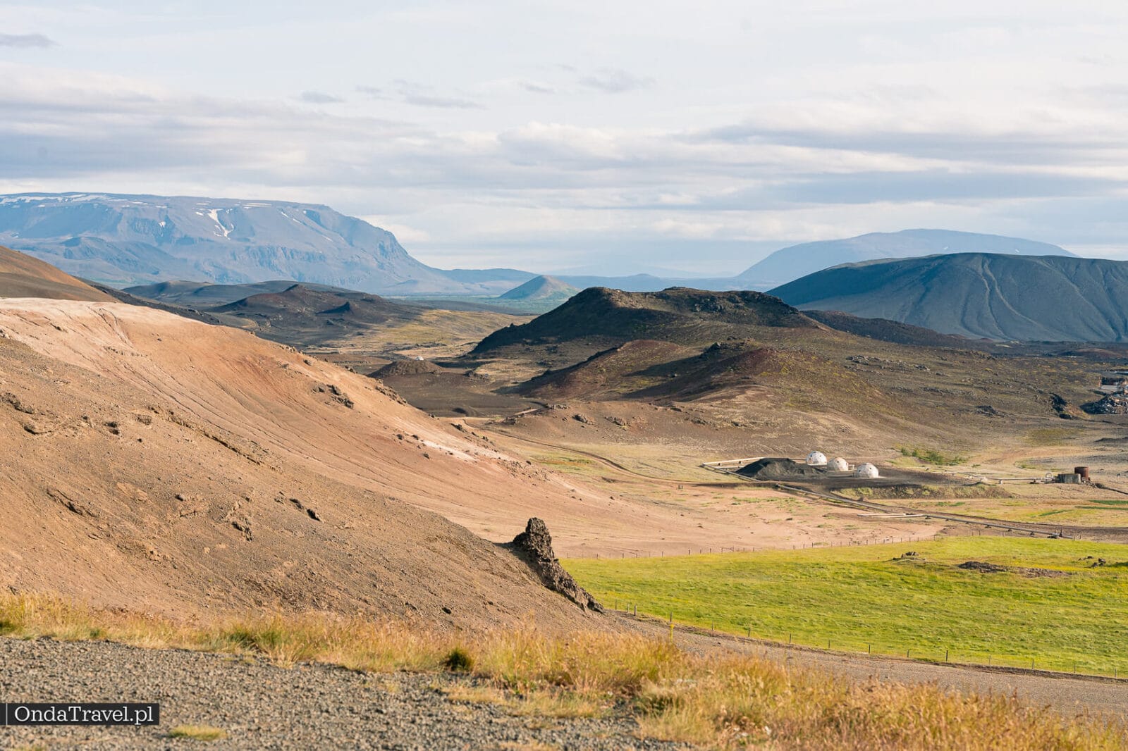Colinas volcánicas de Krafla e instalaciones geotérmicas en la región de Mývatn