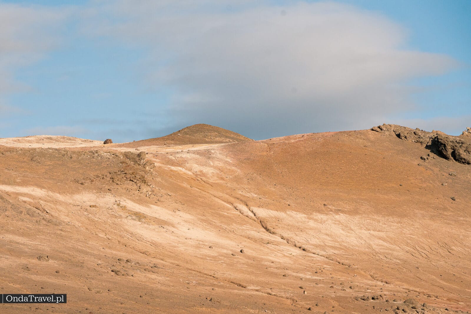 Laderas volcánicas ocres cerca de Krafla y el lago Mývatn