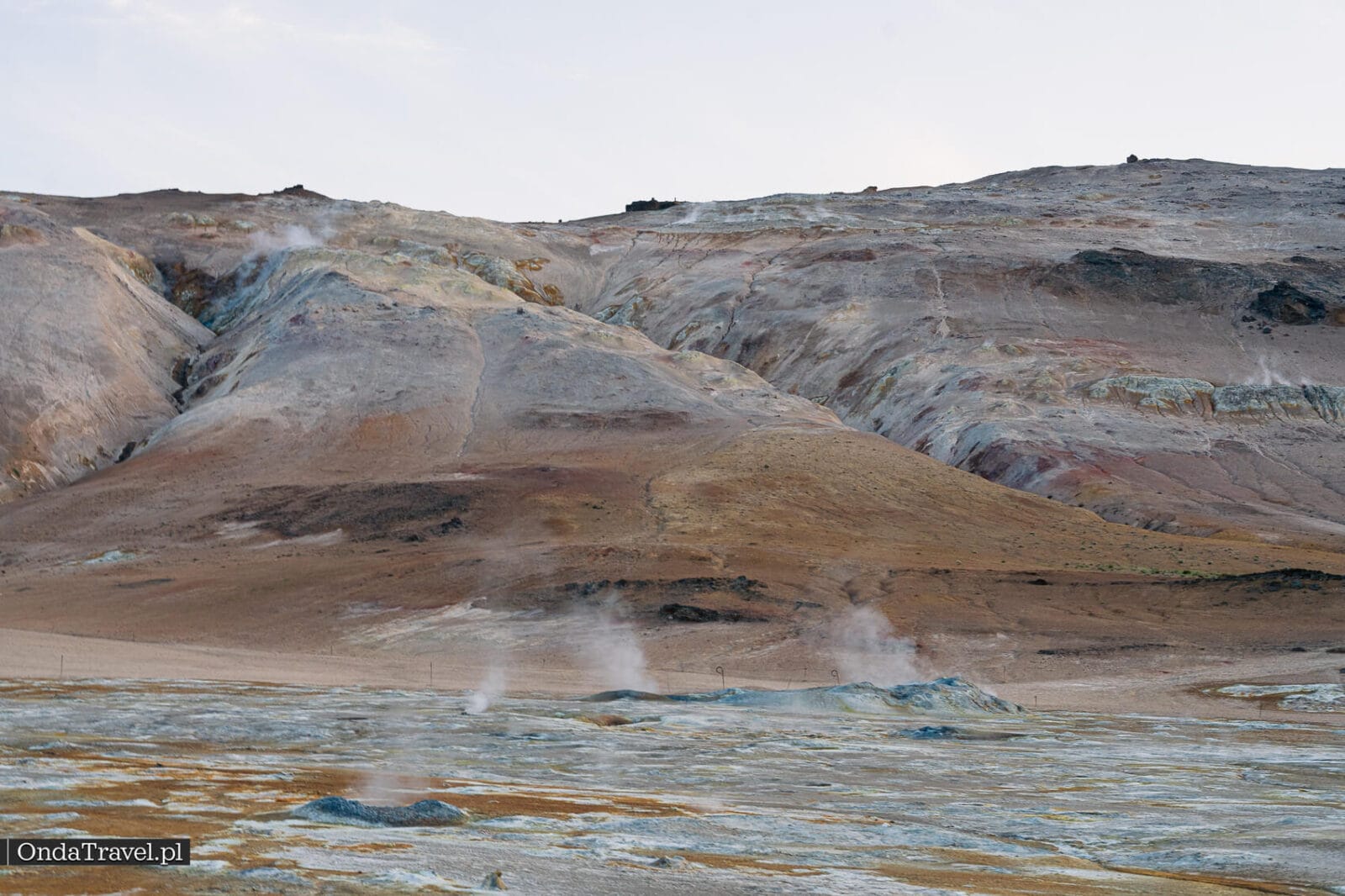 Laderas minerales de colores de Námafjall sobre el campo de Hverir