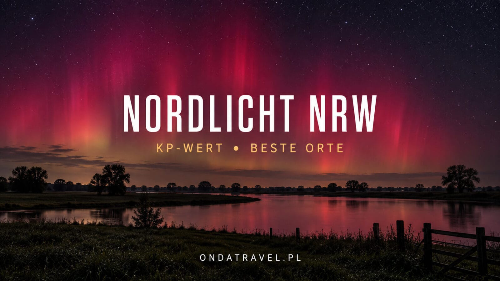 Polarlicht über dem dunklen Erzgebirge in Sachsen bei Nacht.