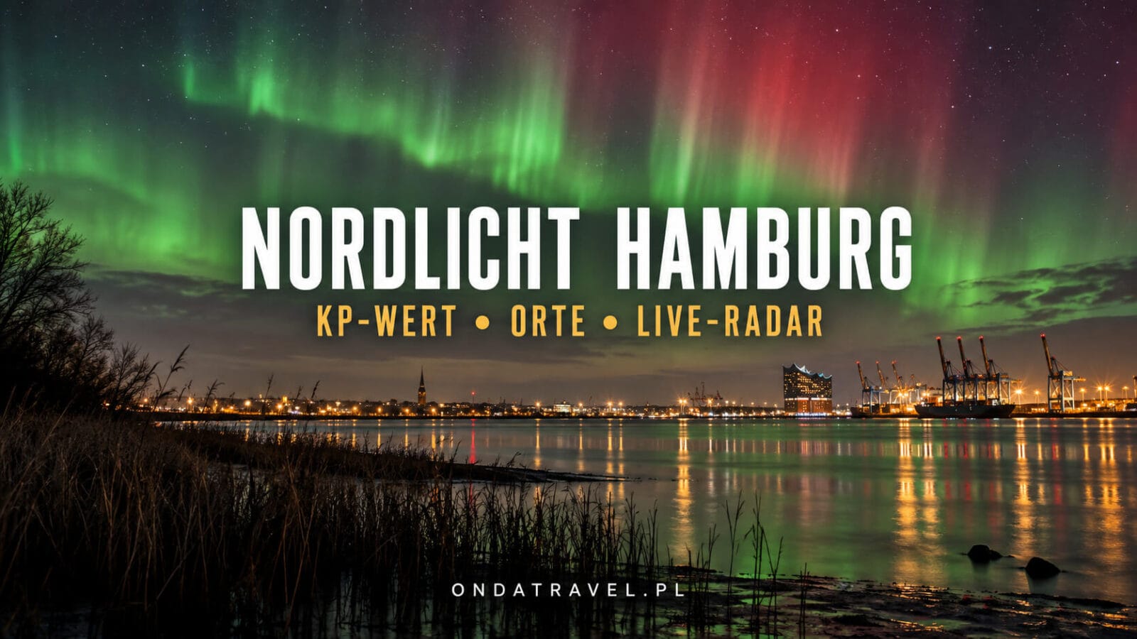 Nordlichter über dem Hamburger Hafen und der Elbe bei Nacht.