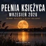 Żniwny Księżyc nad jeziorem i sylwetkami trzcin we wrześniową noc.