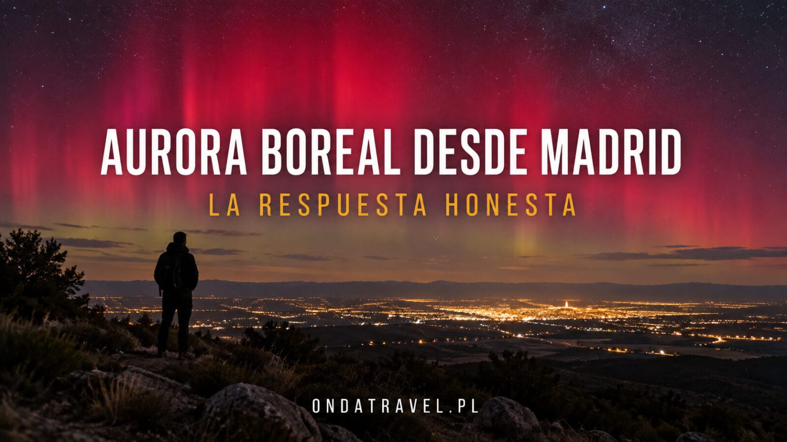 Aurora boreal tenue sobre una colina oscura a las afueras de Madrid.