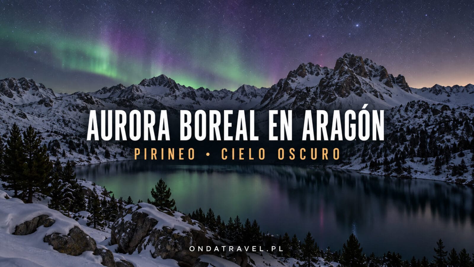 Aurora boreal sobre las montañas nevadas del Pirineo aragonés de noche.