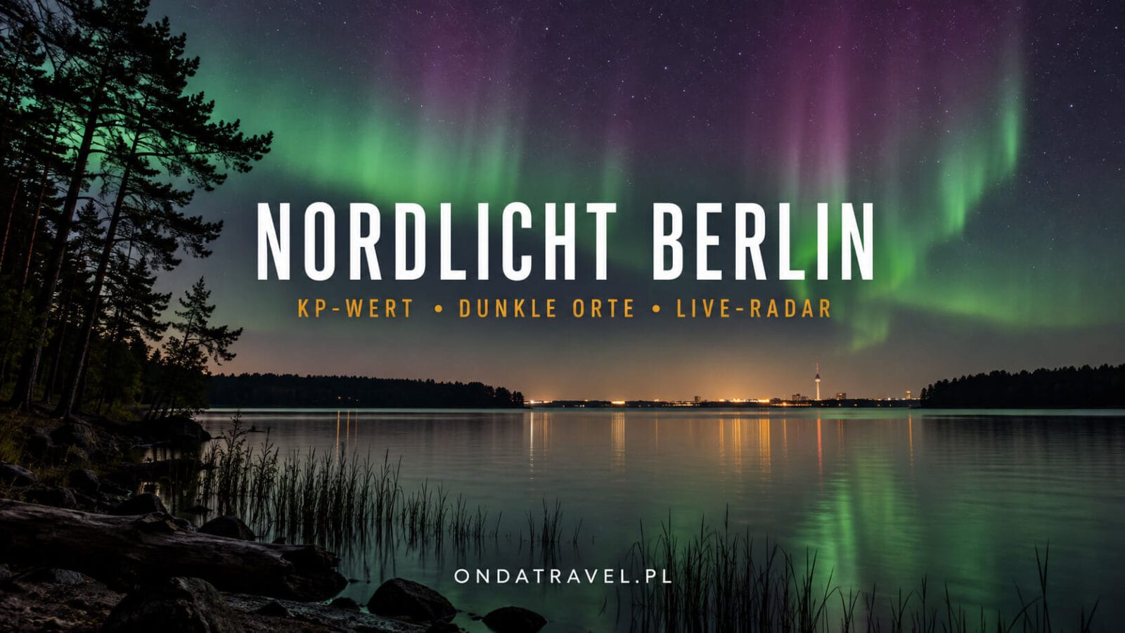 Nordlichter über einem dunklen See außerhalb von Berlin bei Nacht.