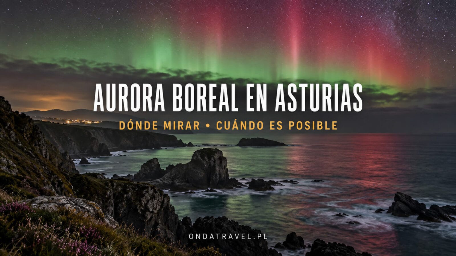 Aurora boreal sobre la costa rocosa de Asturias y el mar durante la noche.
