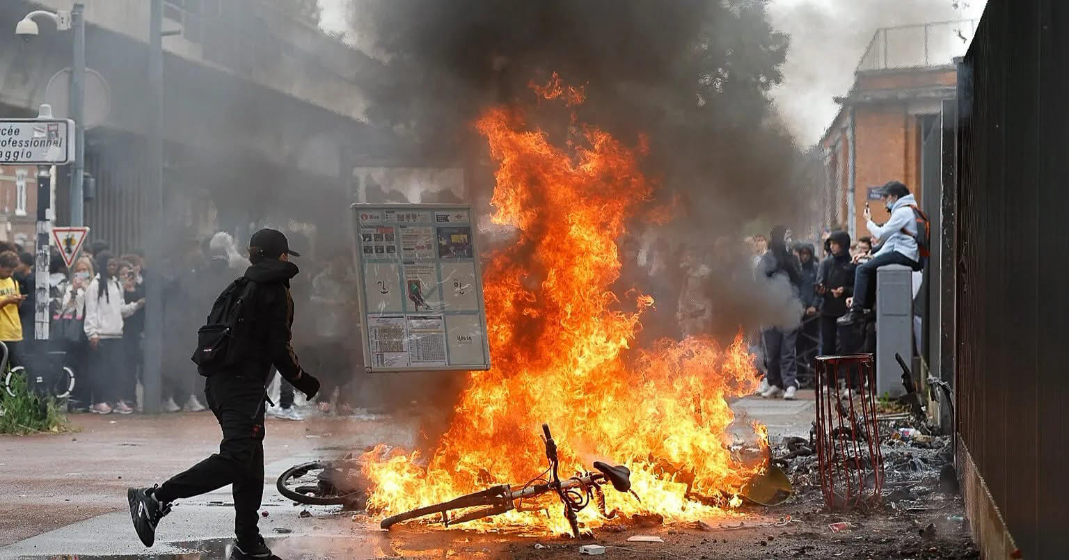 Ulica w trakcie demonstracji we Francji