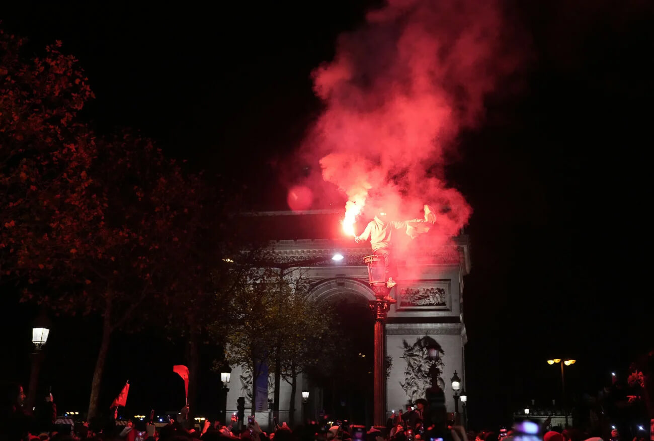 Paryż podczas protestu — ujęcie reportażowe