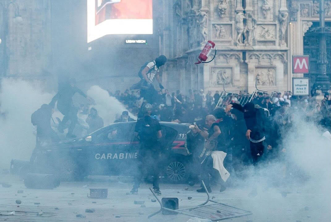 Ogień na ulicy podczas protestu