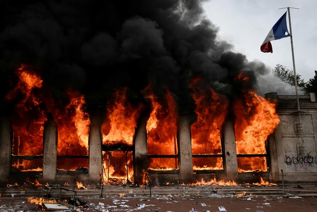 Protest w pobliżu miejskiej infrastruktury