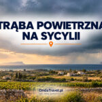 Trąba powietrzna nad polami zachodniej Sycylii koło Marsali — ilustracja do artykułu, nie zdjęcie dokumentalne.