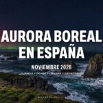 Tenue aurora roja y verde sobre los acantilados de la costa cantábrica de noche, mujer mirando el mar
