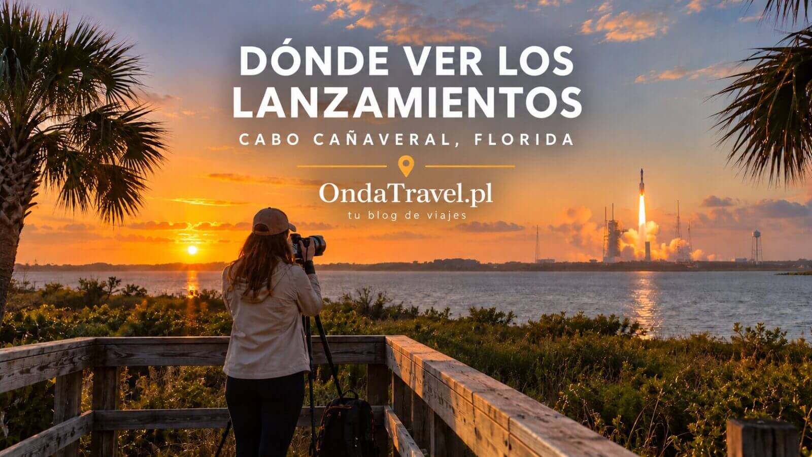 Mujer con cámara sobre trípode en una pasarela junto a una laguna de Florida viendo un lanzamiento desde Cabo Cañaveral al atardecer