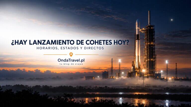 Cohete en la rampa de lanzamiento al amanecer